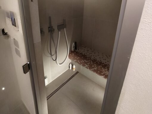Bagno turco privato rivestito in mosaico e gres