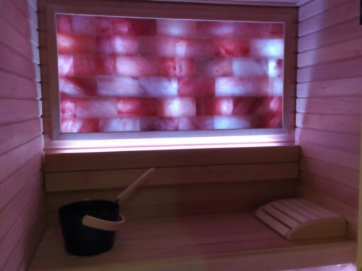 Sauna con parete di mattoni di sale Himalayano