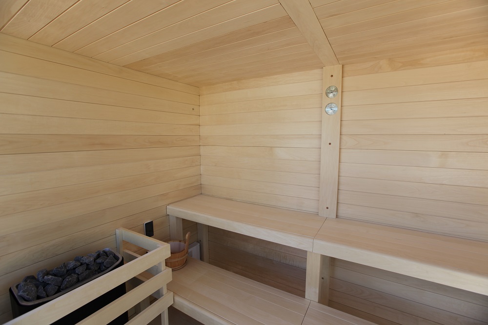 sauna da esterno con vetrata